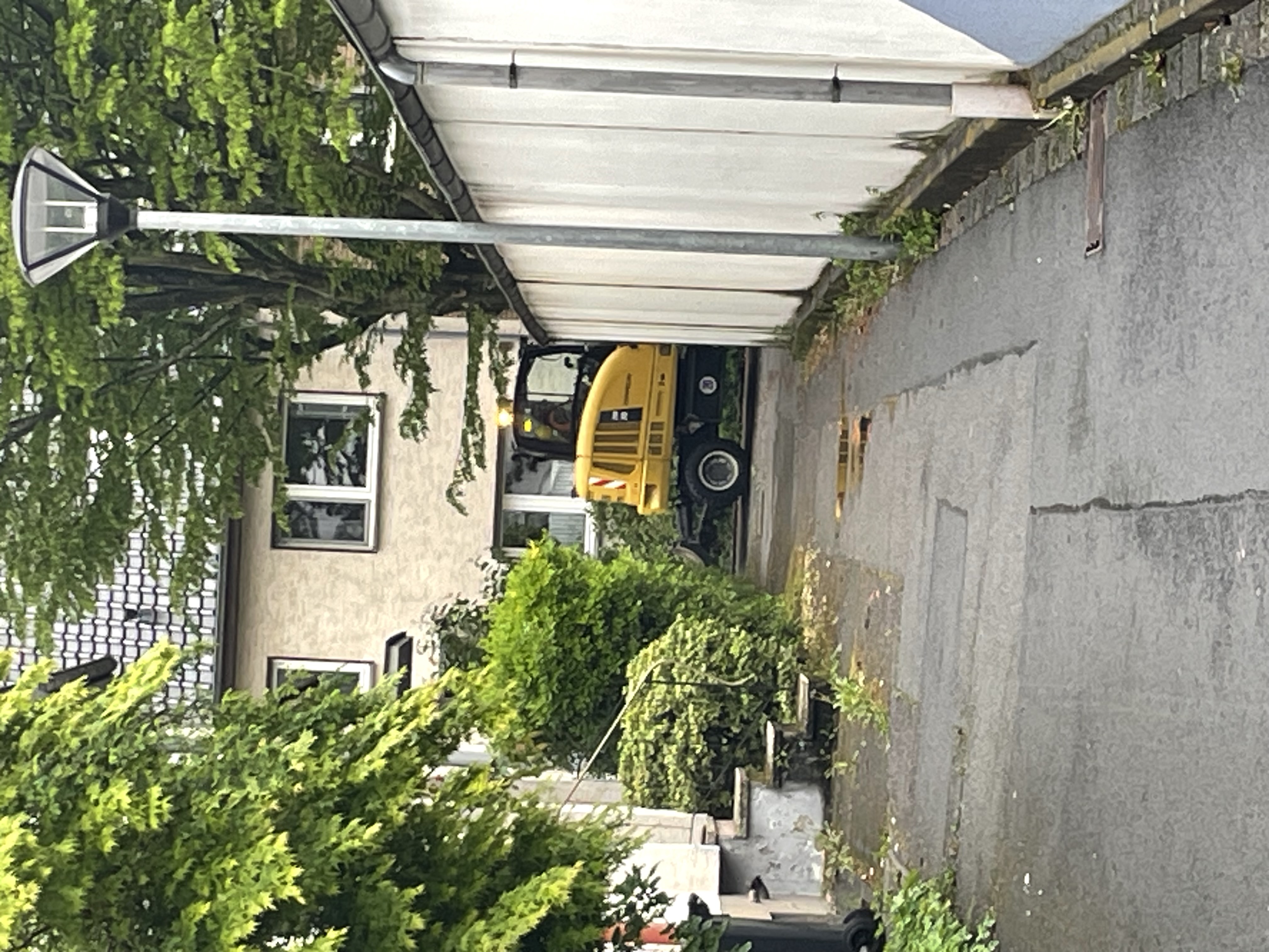 ein Bagger, der am hinteren Bildrand vorbeifährt